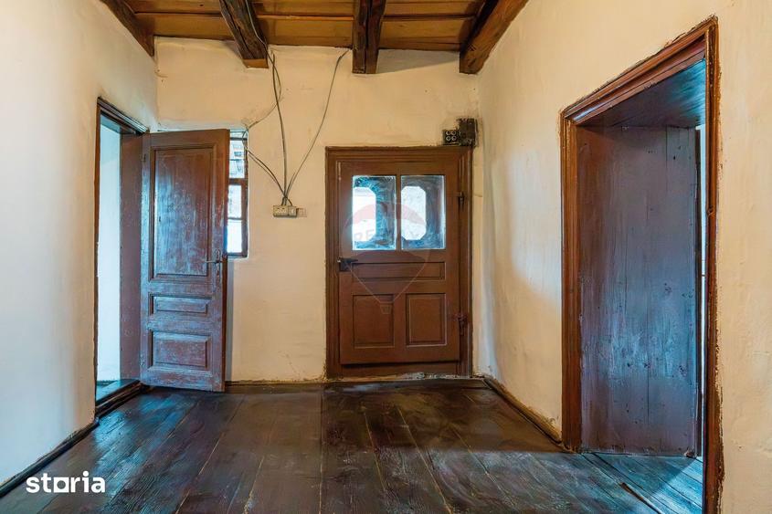 Casă cu 5 camere cu Teren 6000 Mp în Ozun
