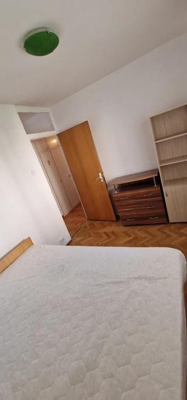 Apartament cu 4 camere decomandat în Calea București