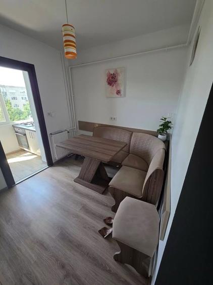Apartament cu 3 camere decomandat, mobilat în Girocului