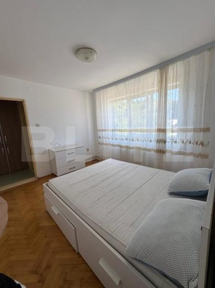 Apartament cu 3 camere semidecomandat, mobilat în Moreni