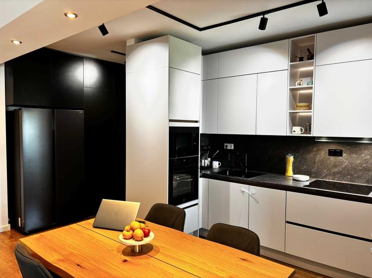 Apartament cu 3 camere semidecomandat în Est
