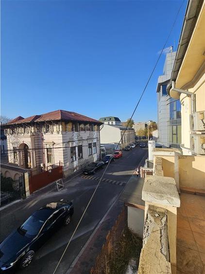 Casă individuală cu 20 camere cu Canalizare în Central