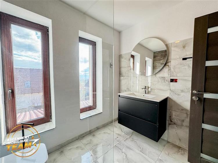 Casă individuală cu 8 camere cu Teren 1348 Mp în Simeria