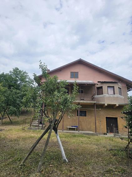 Casă cu 4 camere cu Teren 2000 Mp în Central