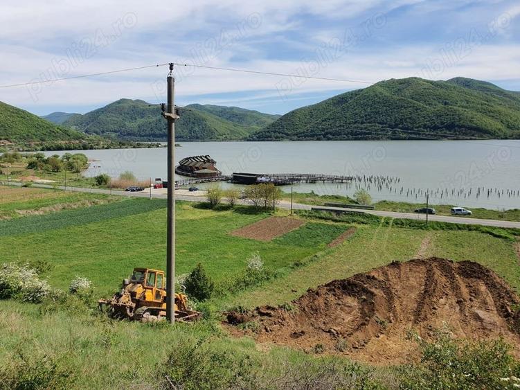 Teren de 3200 mp, în Berzasca