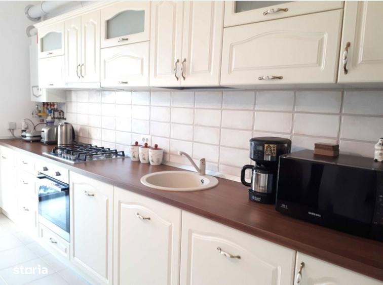 Apartament cu 3 camere, mobilat în Fratelia