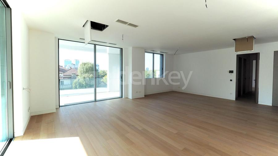 Apartament cu 4 camere decomandat în Floreasca