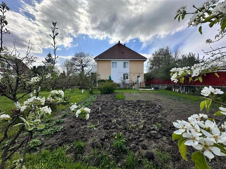 Casă individuală cu 10 camere cu Teren 2418 Mp în Central