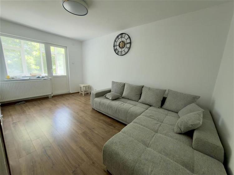 Apartament cu 3 camere decomandat, mobilat în Tătărași