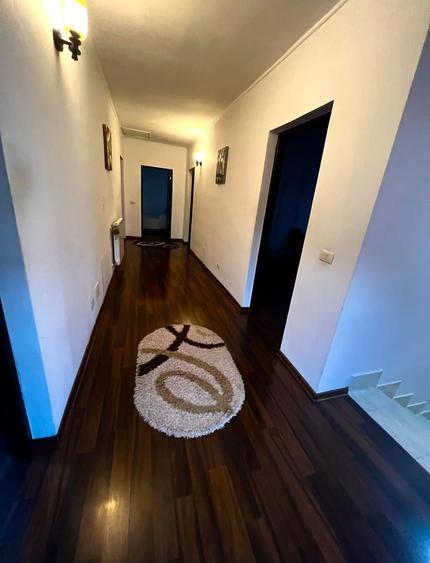 Casă cu 6 camere cu Garaj în Valea Adâncă