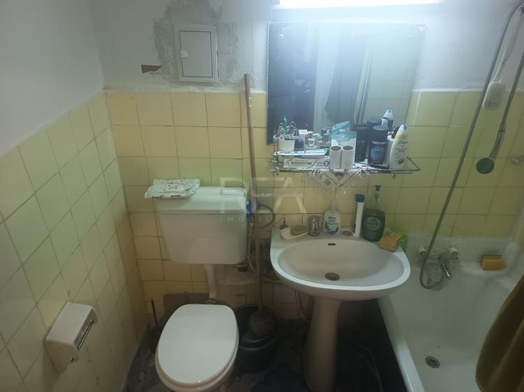 Apartament cu 3 camere semidecomandat în Berceni
