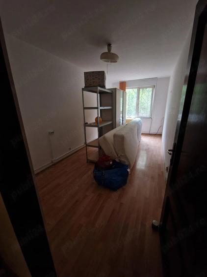 Apartament cu 4 camere semidecomandat în Tei
