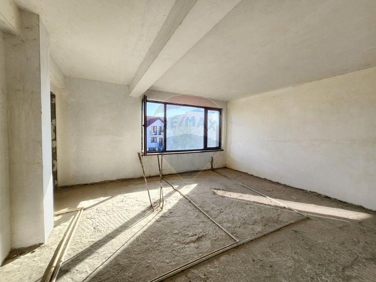 Casă individuală cu 5 camere cu Teren 446 Mp în Aviației
