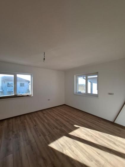 Duplex cu 5 camere cu Canalizare în Sânandrei