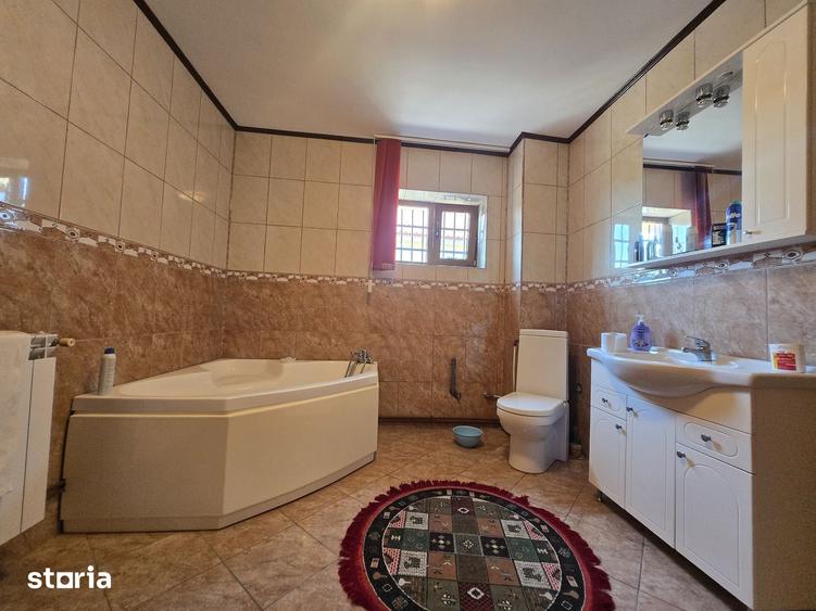 Casă cu 6 camere cu Teren 875 Mp în Central