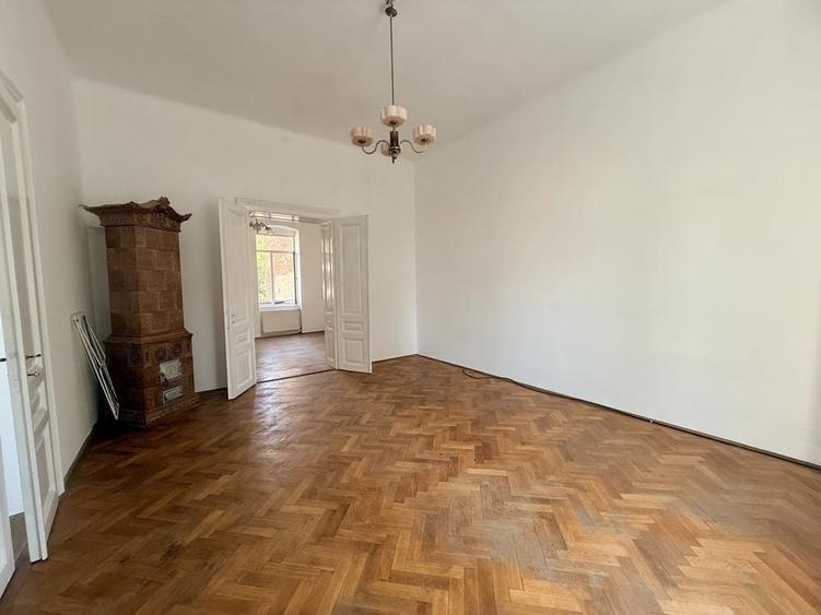 Apartament cu 3 camere semidecomandat în P-ța Maria