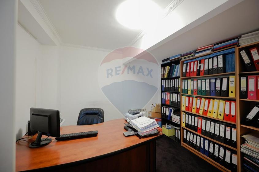 Casă individuală cu 15 camere cu Teren 380 Mp în Decebal