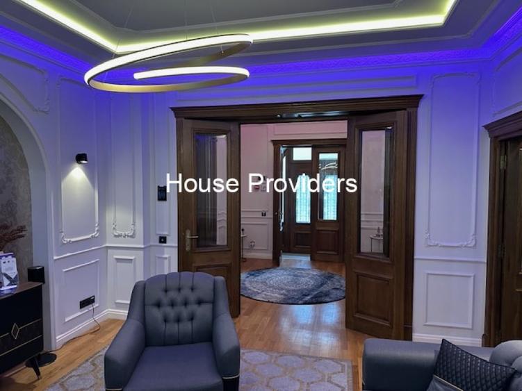 Casă cu 12 camere cu Teren 876 Mp în Central