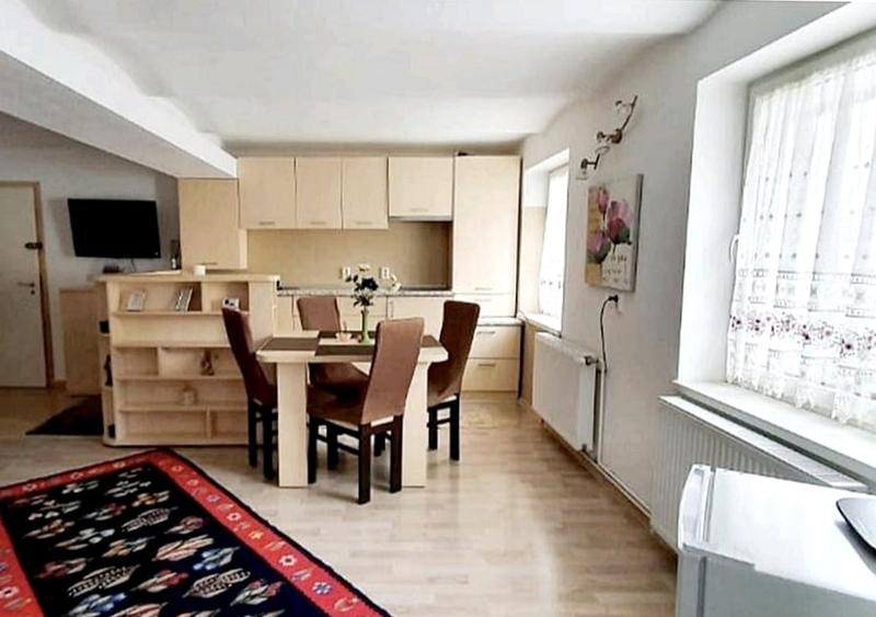 Apartament cu 5 camere semidecomandat în Centrul Istoric