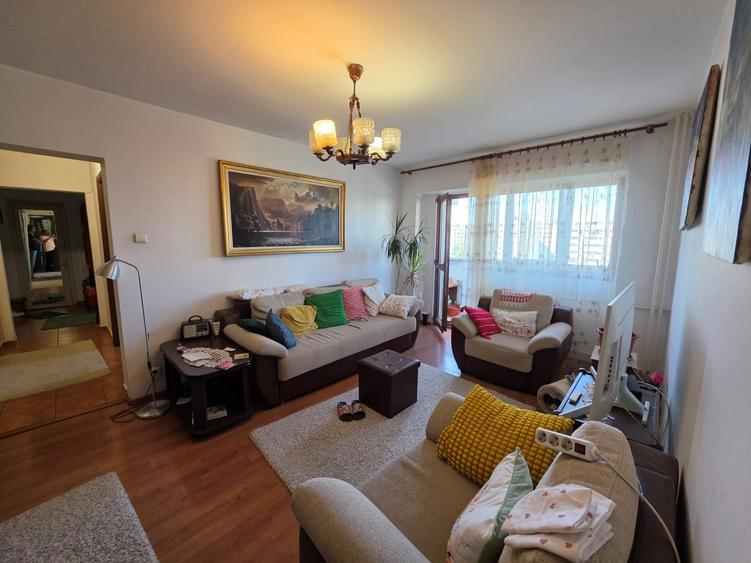 Apartament cu 3 camere semidecomandat în Iancului