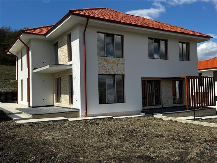 Duplex cu 4 camere cu Canalizare în Chinteni