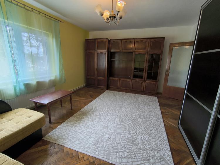 Apartament cu 3 camere decomandat, mobilat în
