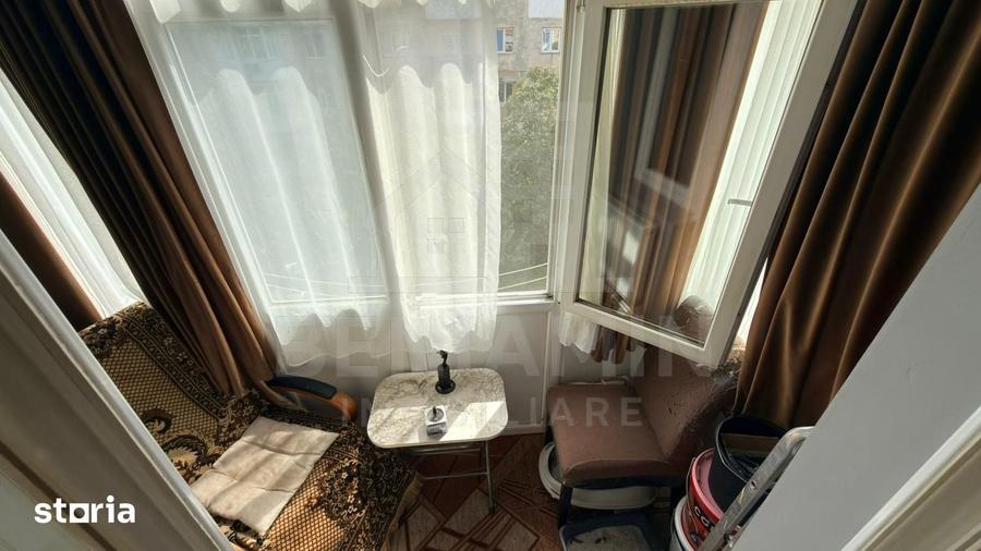Apartament cu 3 camere semidecomandat în Craiovița Nouă