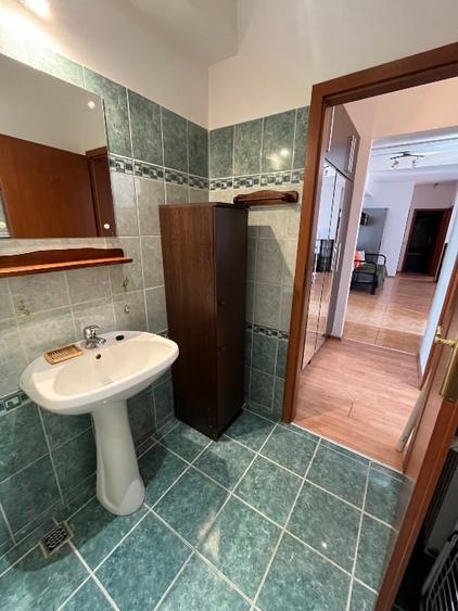 Apartament cu 3 camere decomandat, mobilat în Central
