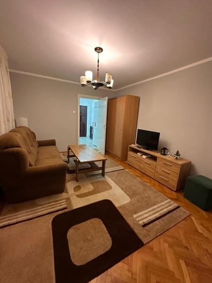 Apartament cu 3 camere semidecomandat, mobilat în Circumvalațiunii