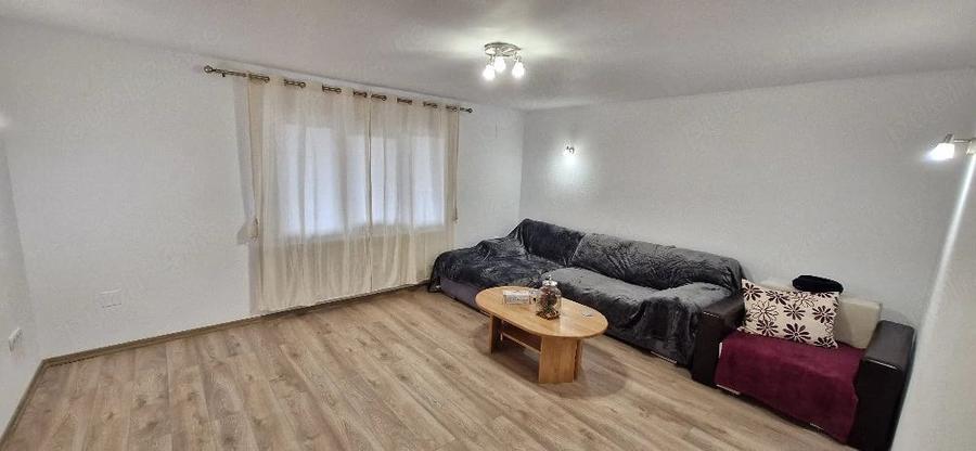 Casă cu 8 camere cu Teren 540 Mp în Poiana Țapului