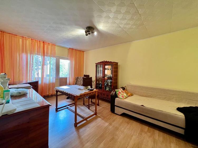 Apartament cu 4 camere decomandat, mobilat în Soarelui