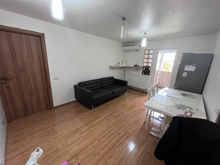 Apartament cu 3 camere decomandat, mobilat în Craiovița Nouă