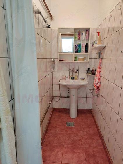 Casă cu 5 camere cu Canalizare în Central