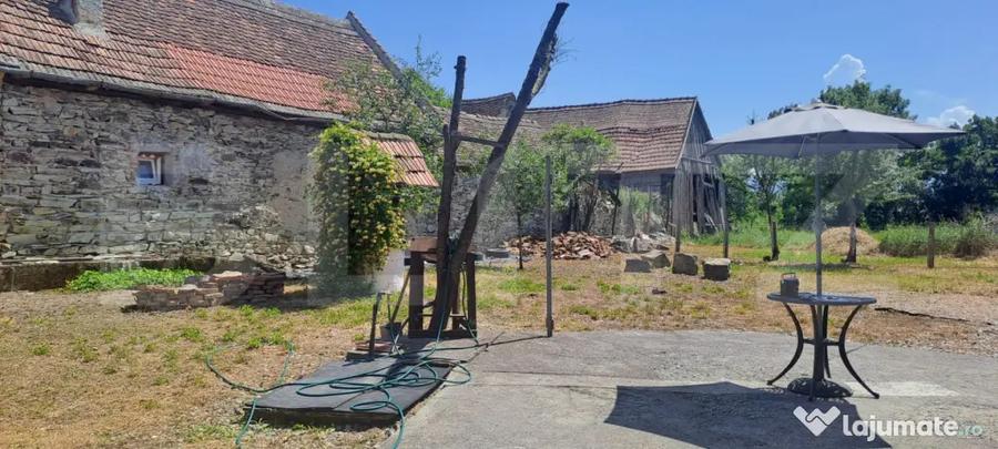 Casă cu 3 camere cu Teren 3800 Mp în Părău