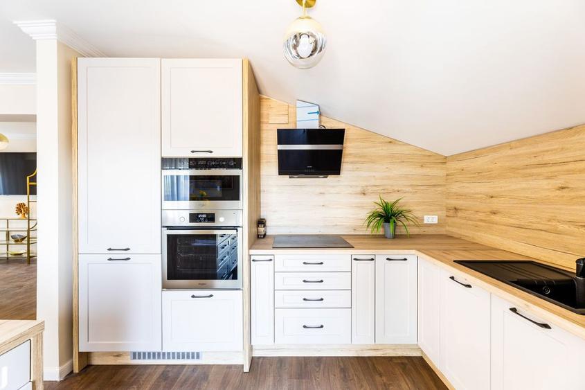 Apartament cu 3 camere semidecomandat în Intim