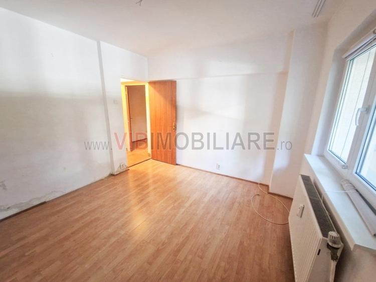 Apartament cu 4 camere semidecomandat, mobilat în Văcăresti