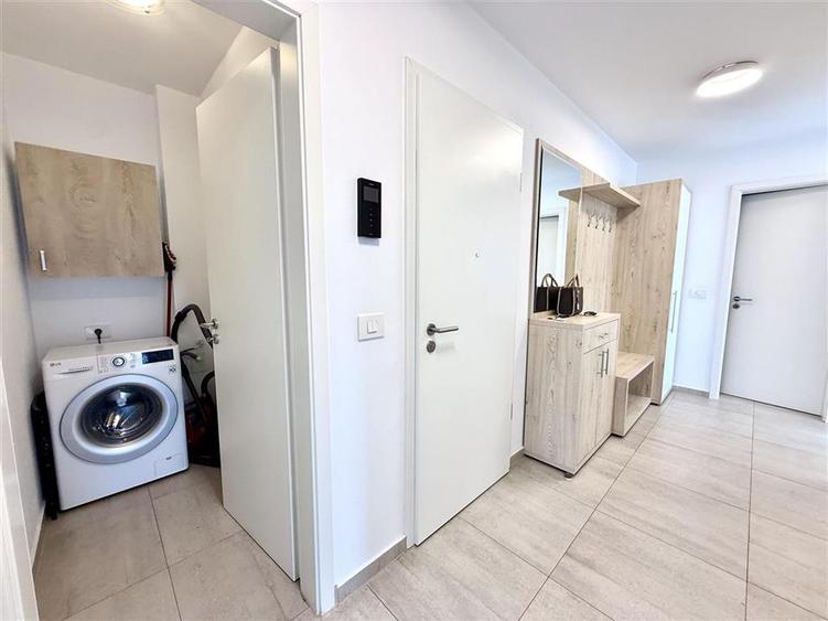 Apartament cu 3 camere decomandat în Tractorul