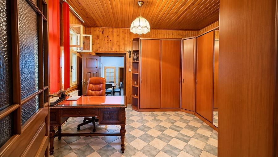 Casă individuală cu 8 camere cu Canalizare în Sibiel