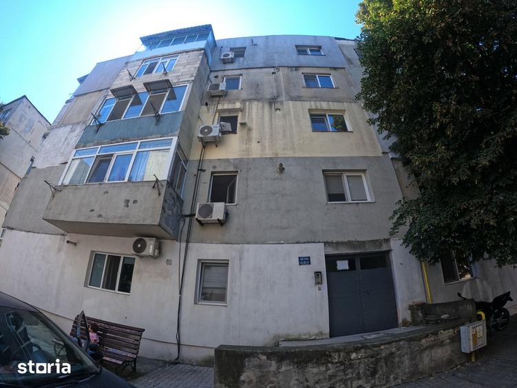 Apartament cu 3 camere semidecomandat în Tineretului