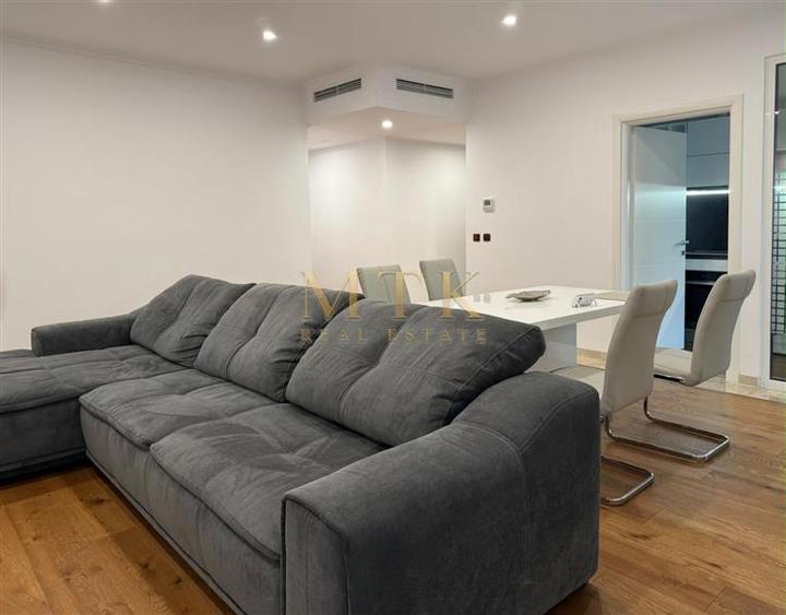 Apartament cu 3 camere decomandat, mobilat în Arcul de Triumf