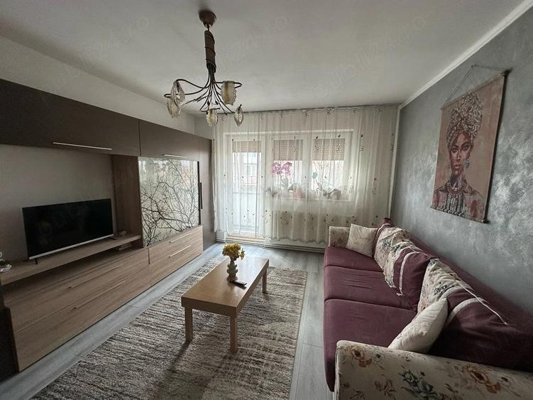Apartament cu 3 camere semidecomandat în Aurel Vlaicu