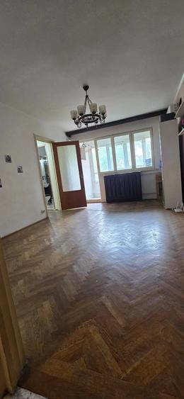 Apartament cu 3 camere semidecomandat în Ghencea
