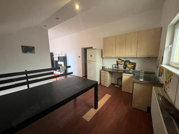 Casă cu 6 camere cu Teren 200 Mp în Intim