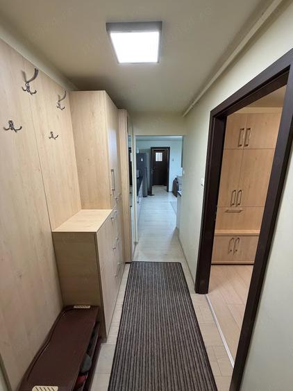 Apartament cu 3 camere semidecomandat în Aradului