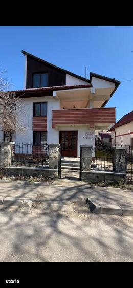 Casă cu 10 camere cu Teren 700 Mp în Central