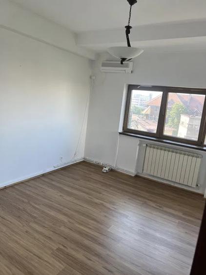 Apartament cu 4 camere semidecomandat în P-ța Romană