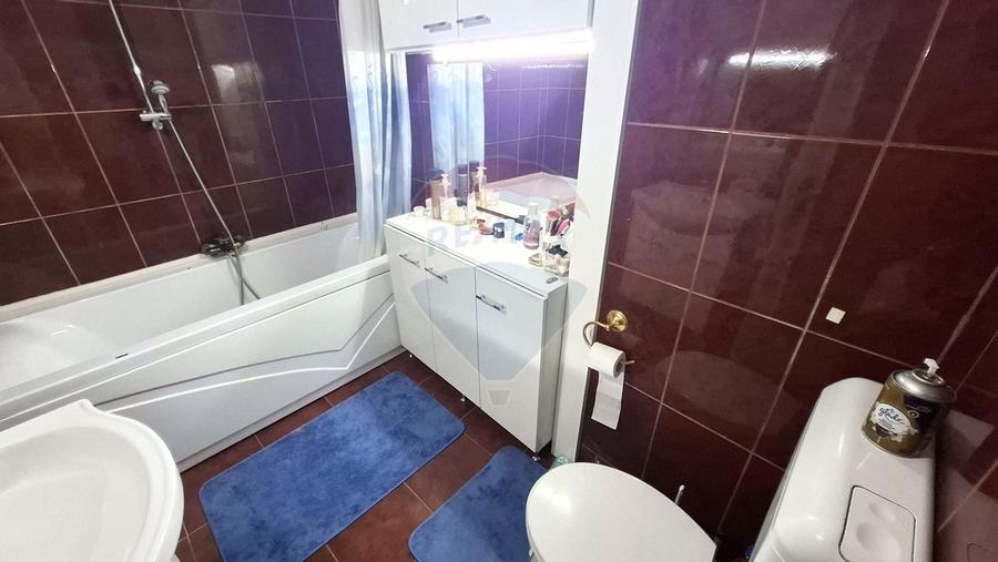Apartament cu 4 camere semidecomandat în P-ța Victoriei