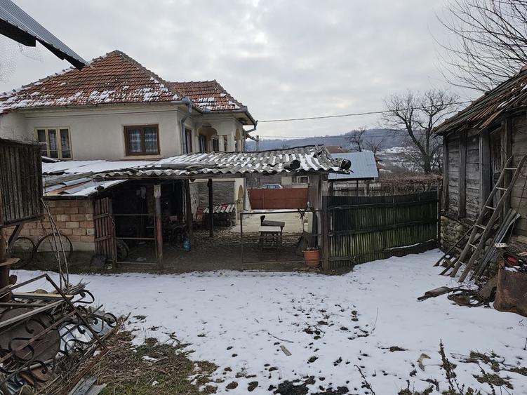 Casă cu 4 camere în Bumbești-Pițic