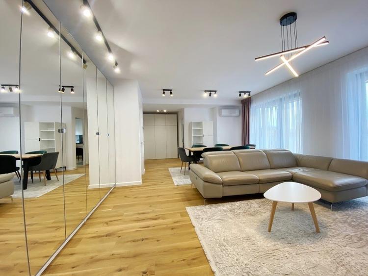 Apartament cu 3 camere semidecomandat, mobilat în P-ta Presei Libere