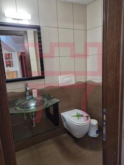 Apartament cu 3 camere semidecomandat în Plopilor